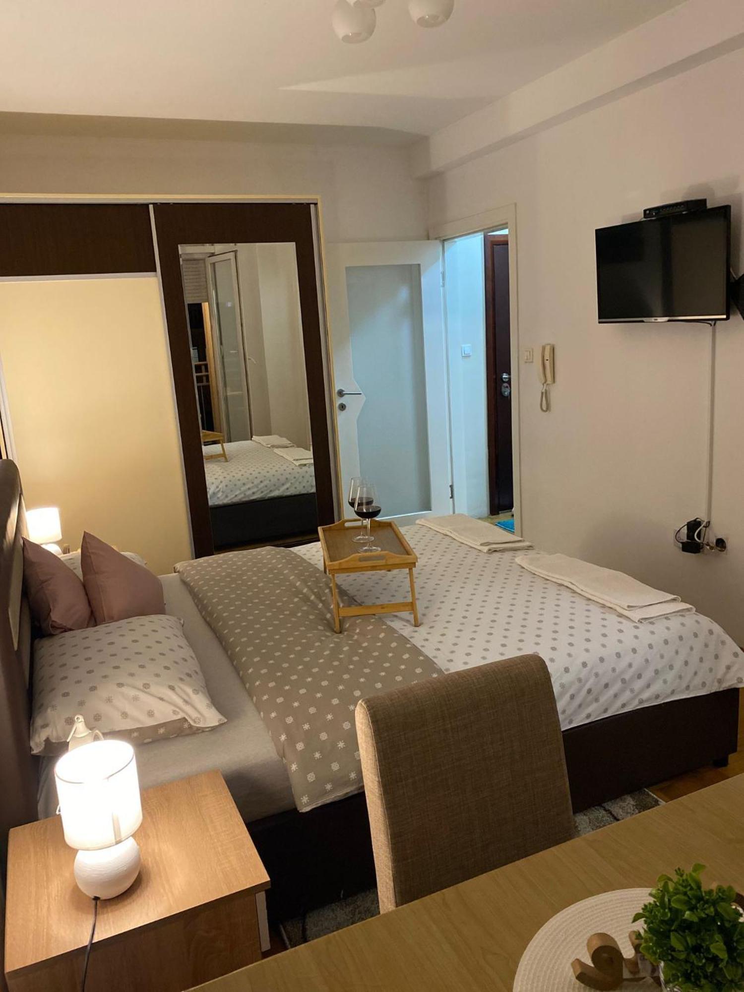 Apartman Ns Dan Centar ノヴィ・サド エクステリア 写真